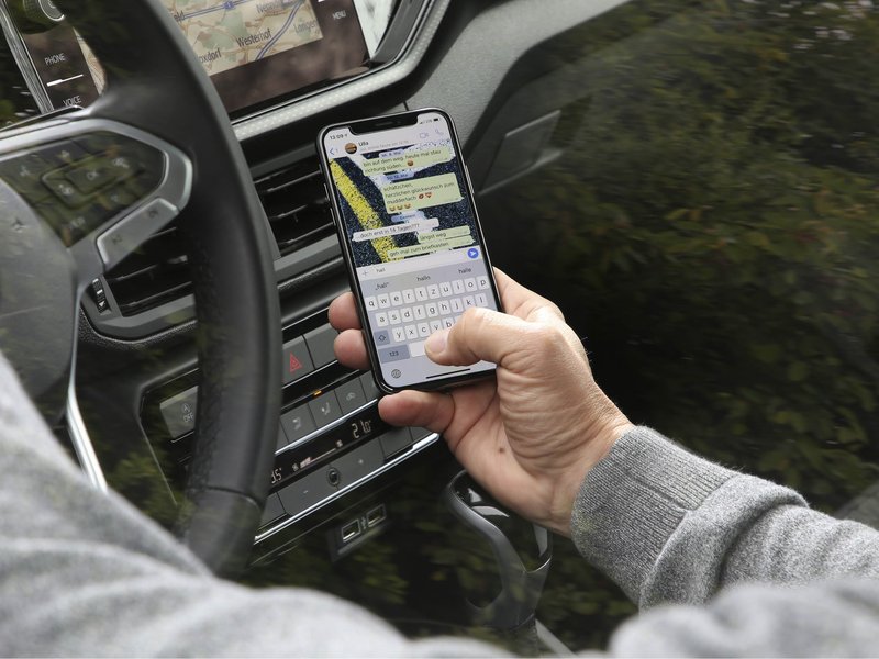 Bild arbeiten-beim-autofahren.jpg